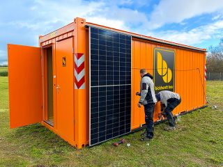Sunvitec entwickelt autarken Baucontainer mit Solarfassade