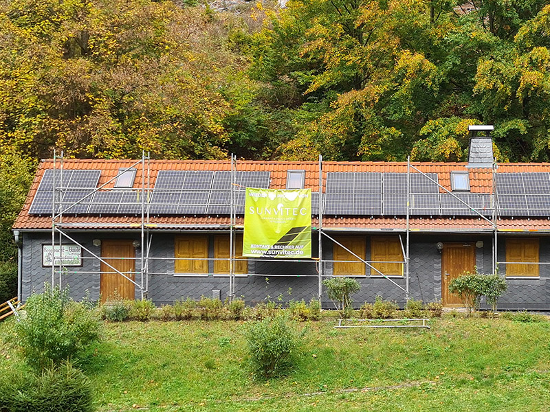 Solaranlage für den DRK Bergwacht Stützpunkt in Gießübel, Schleusegrund