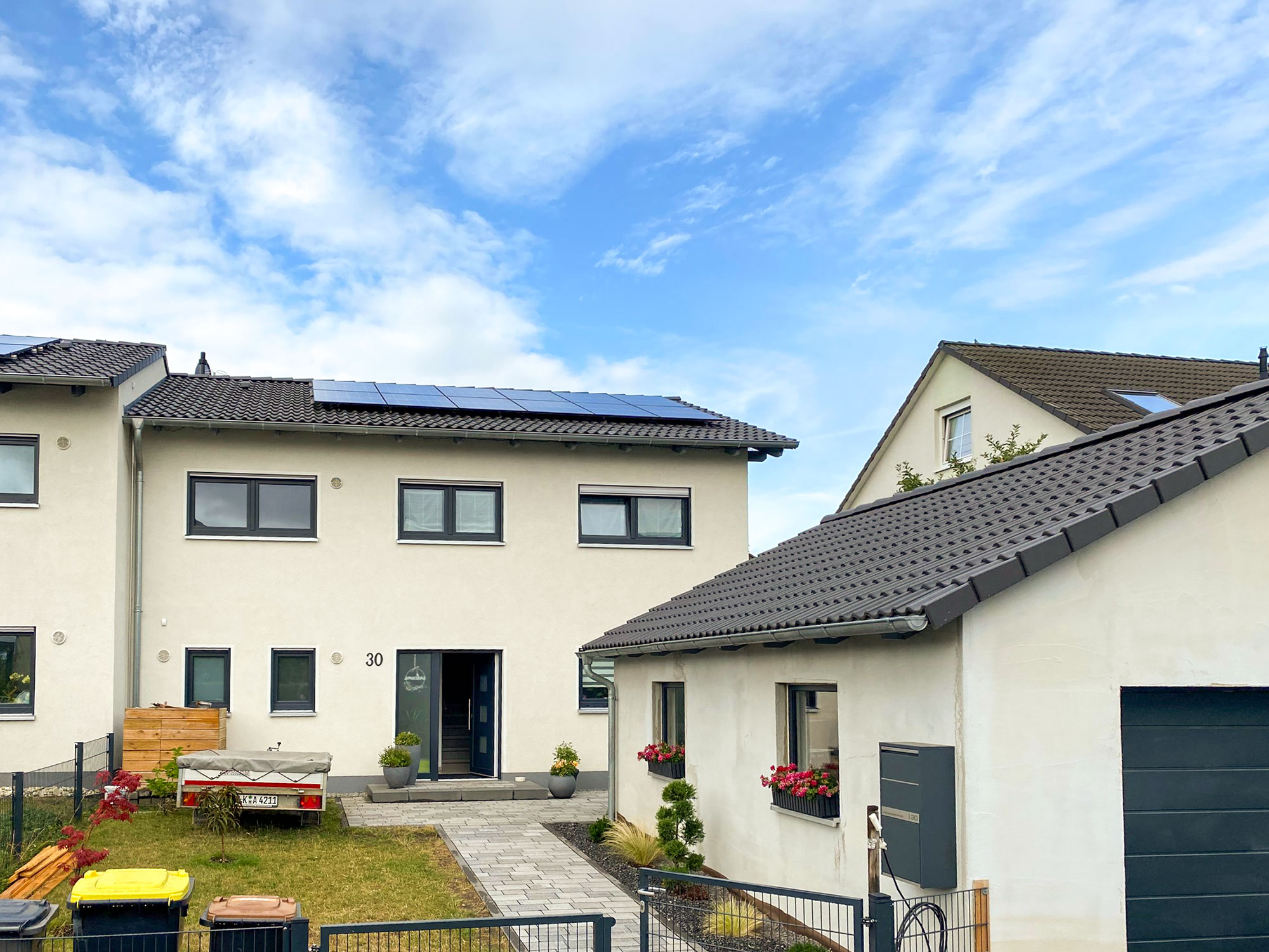 Externe Anlagen perfekt integriert - Solaranlage mit Solarterrasse in Erfurt