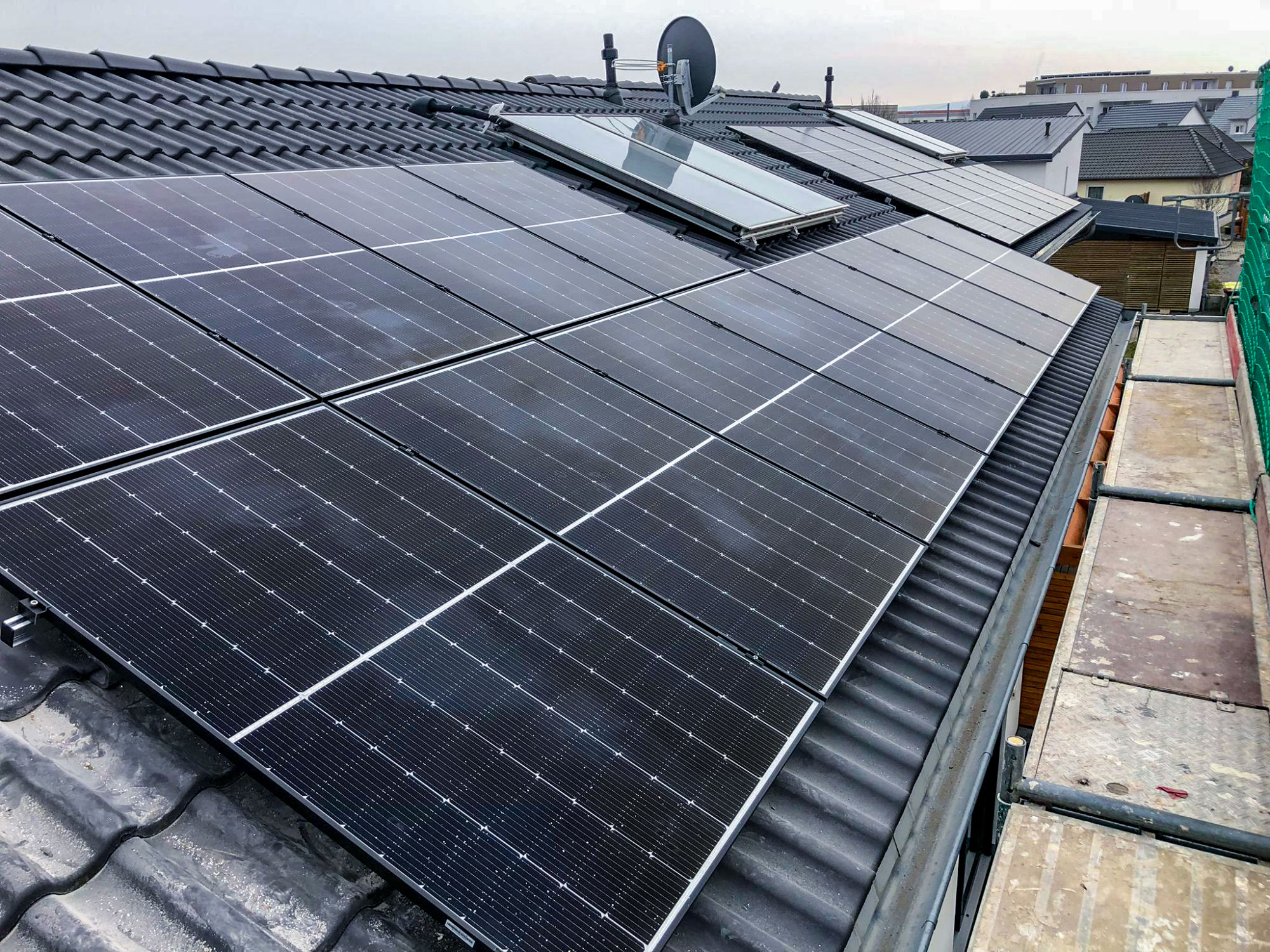 Externe Anlagen perfekt integriert - Solaranlage mit Solarterrasse in Erfurt