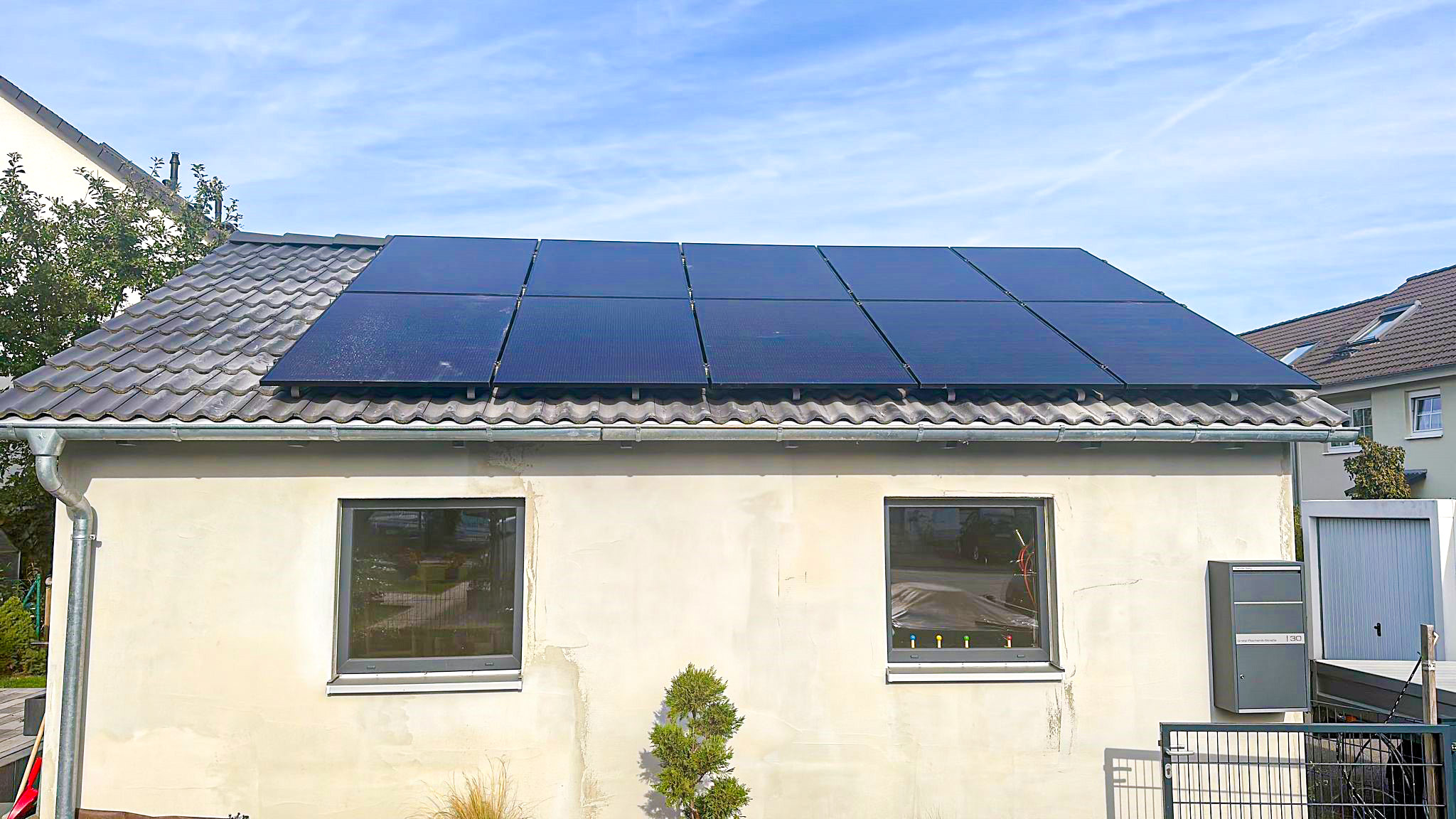 Externe Anlagen perfekt integriert - Solaranlage mit Solarterrasse in Erfurt