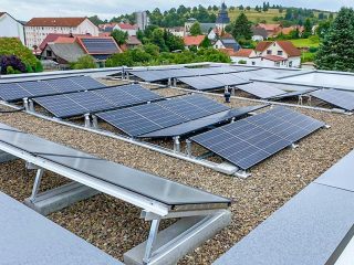 Gesamtkonzept Strom und Wärme mit innovativer Solaranlage auf einem Flachdach