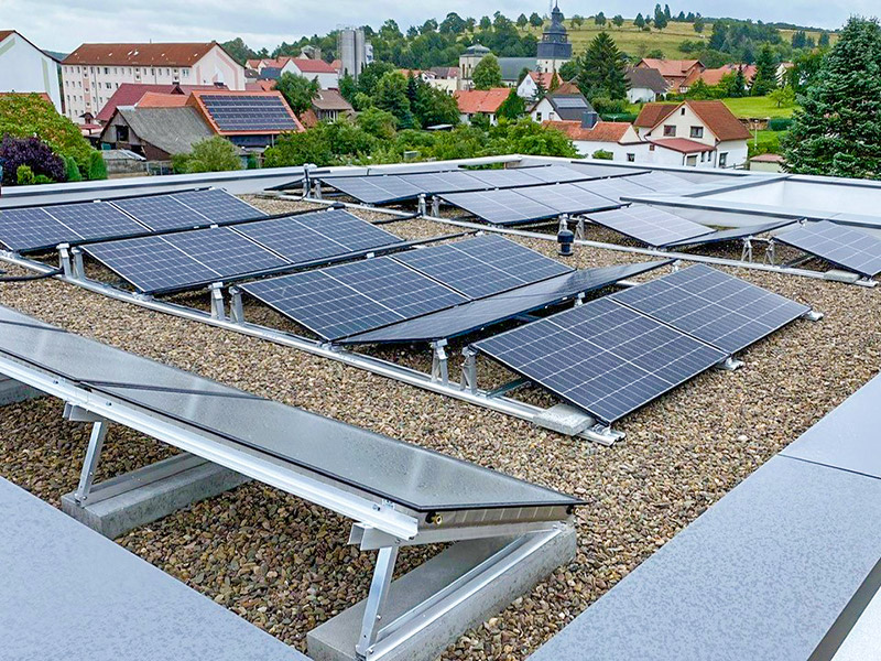 Gesamtkonzept Strom und Wärme mit innovativer Solaranlage auf einem Flachdach