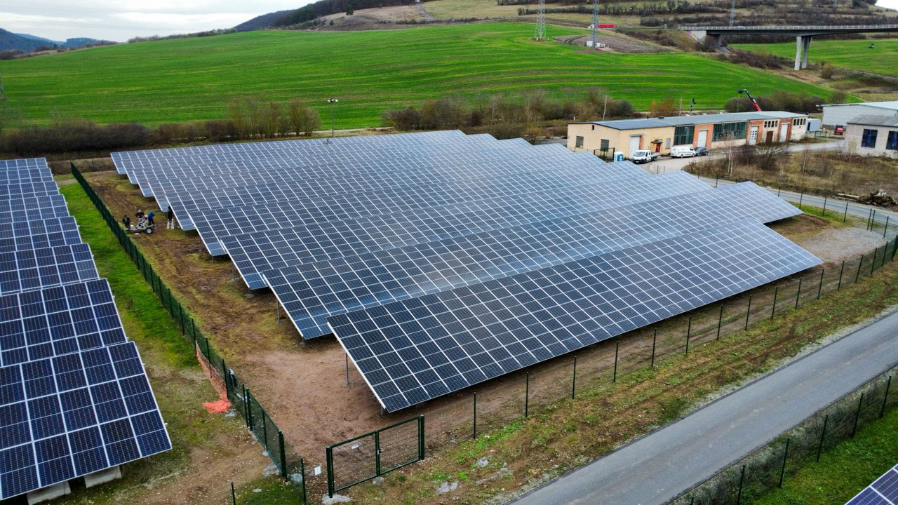 Solarpark Einhausen: Freiflächenanlage in Thüringen von Sunvitec Solarpark Einhausen: Freiflächenanlage in Thüringen von Sunvitec
