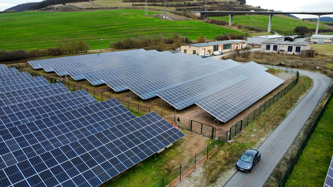 Solarpark Einhausen: Freiflächenanlage in Thüringen von Sunvitec Solarpark Einhausen: Freiflächenanlage in Thüringen von Sunvitec