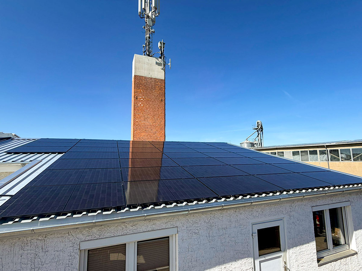 Präzisionsdreherei Klein GmbH – Dach Präzisionsdreherei Klein GmbH - Gewerbliche Photovoltaikanlage mit Großspeicher